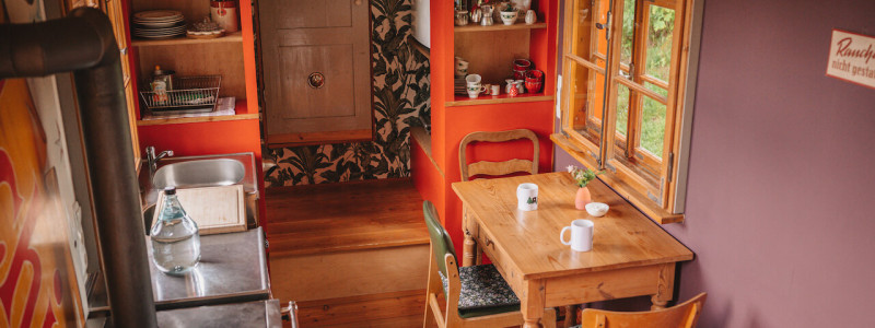 benno der wagen aussergewoehnliche unterkunft zirkuswagen schiessbude tiny house weniger ist mehr es braucht nicht viel zum gluecklichsein frankenwald rennsteig nordbayern bayern ganz weit oben thueringen recycle reuse upcycling second hand flohmarktfunde kleinanzeigen wiederverwenden urlaub im gruenen in der natur ruhe waldbaden innenansicht