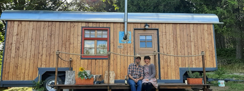 benno der wagen aussergewoehnliche unterkunft zirkuswagen schiessbude tiny house weniger ist mehr es braucht nicht viel zum gluecklichsein frankenwald rennsteig nordbayern bayern ganz weit oben thueringen recycle reuse upcycling second hand flohmarktfunde kleinanzeigen wiederverwenden urlaub im gruenen in der natur ruhe waldbaden aussenansicht fritz und christine