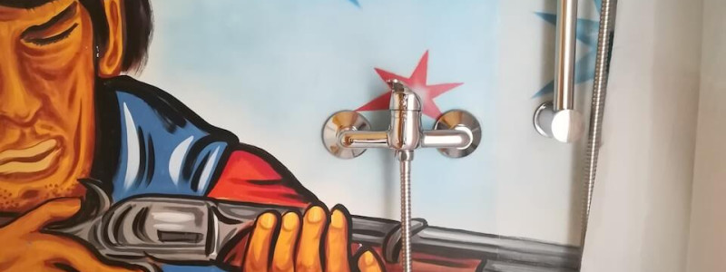 benno der wagen aussergewoehnliche unterkunft zirkuswagen schiessbude tiny house weniger ist mehr es braucht nicht viel zum gluecklichsein frankenwald rennsteig nordbayern bayern ganz weit oben thueringen recycle reuse upcycling second hand flohmarktfunde kleinanzeigen wiederverwenden urlaub im gruenen in der natur ruhe waldbaden schiessbudenblechtafel badezimmer