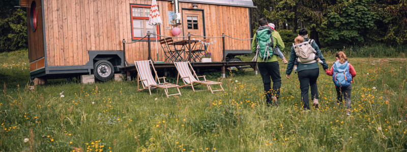benno der wagen aussergewoehnliche unterkunft zirkuswagen schiessbude tiny house weniger ist mehr es braucht nicht viel zum gluecklichsein frankenwald rennsteig nordbayern bayern ganz weit oben thueringen recycle reuse upcycling second hand flohmarktfunde kleinanzeigen wiederverwenden urlaub im gruenen in der natur ruhe waldbaden aussenansicht
