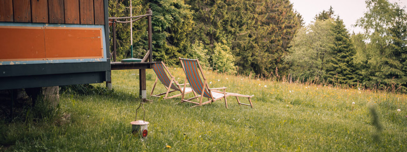 benno der wagen aussergewoehnliche unterkunft zirkuswagen schiessbude tiny house weniger ist mehr es braucht nicht viel zum gluecklichsein frankenwald rennsteig nordbayern bayern ganz weit oben thueringen recycle reuse upcycling second hand flohmarktfunde kleinanzeigen wiederverwenden urlaub im gruenen in der natur ruhe waldbaden sonnenstuehle