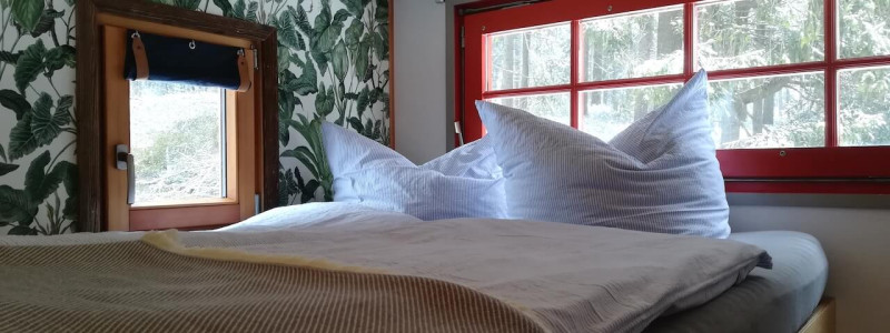 benno der wagen aussergewoehnliche unterkunft zirkuswagen schiessbude tiny house weniger ist mehr es braucht nicht viel zum gluecklichsein frankenwald rennsteig nordbayern bayern ganz weit oben thueringen recycle reuse upcycling second hand flohmarktfunde kleinanzeigen wiederverwenden urlaub im gruenen in der natur ruhe waldbaden bett