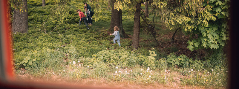 benno der wagen aussergewoehnliche unterkunft zirkuswagen schiessbude tiny house weniger ist mehr es braucht nicht viel zum gluecklichsein frankenwald rennsteig nordbayern bayern ganz weit oben thueringen recycle reuse upcycling second hand flohmarktfunde kleinanzeigen wiederverwenden urlaub im gruenen in der natur ruhe waldbaden