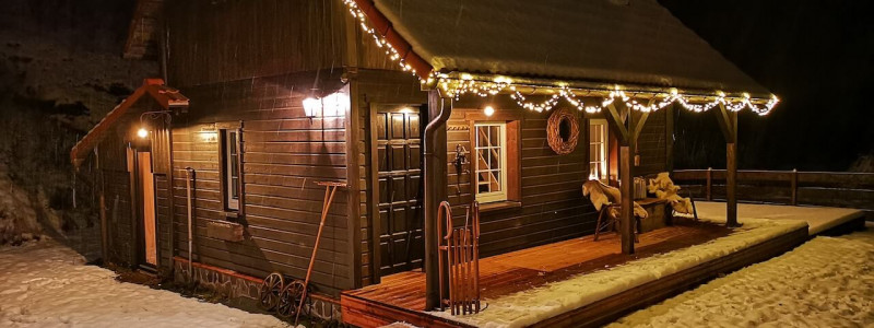 bergquartier herzhausen ferienhaus oberharz berge in der natur mit kindern gruppe grossfamilie winterurlaub norddeutschlands hoechstes gebirge baerenhuette aussenansicht winter bei nacht