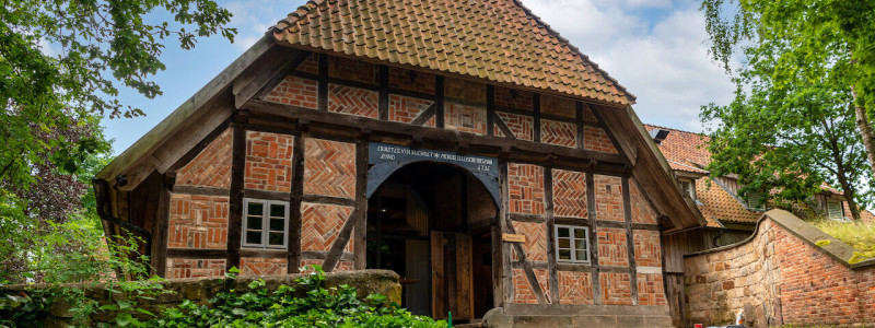 wildland natural resort hornbostel lueneburger heide suedheide niedersachsen hideaway denkmal nachhaltiges hotel gruen tagen feiern heiraten yoga retreat fachwerk aussenansicht