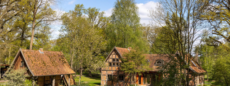 wildland natural resort hornbostel lueneburger heide suedheide niedersachsen hideaway denkmal nachhaltiges hotel gruen tagen feiern heiraten yoga retreat landhaus aussenaufnahme