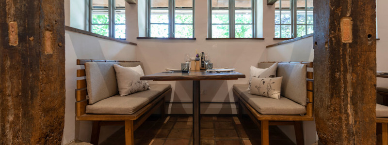 wildland natural resort hornbostel lueneburger heide suedheide niedersachsen hideaway denkmal nachhaltiges hotel gruen tagen feiern heiraten yoga retreat sitznische restaurant