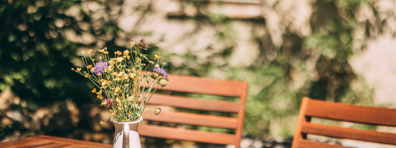muehlhaus historische muehle fuenf seen land starnberger see voralpenland staffelsee ammersee osterseen nachhaltiges ferienhaus muehlbach strom aus wasserkraft gebraucht second hand moebel urlaub in bayern am wasser in der natur tisch im garten