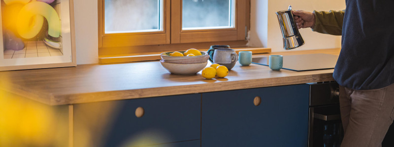 muehlhaus historische muehle fuenf seen land starnberger see voralpenland staffelsee ammersee osterseen nachhaltiges ferienhaus muehlbach strom aus wasserkraft gebraucht second hand moebel urlaub in bayern am wasser in der natur kueche