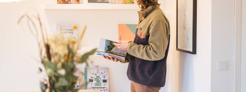 muehlhaus historische muehle fuenf seen land starnberger see voralpenland staffelsee ammersee osterseen nachhaltiges ferienhaus muehlbach strom aus wasserkraft gebraucht second hand moebel urlaub in bayern am wasser in der natur buecherregal wohnzimmer
