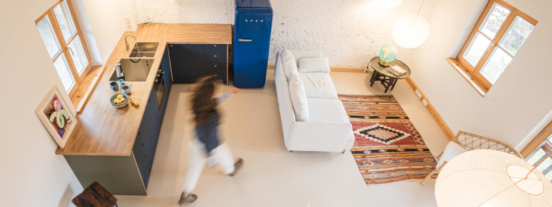 muehlhaus historische muehle fuenf seen land starnberger see voralpenland staffelsee ammersee osterseen nachhaltiges ferienhaus muehlbach strom aus wasserkraft gebraucht second hand moebel urlaub in bayern am wasser in der natur wohnzimmer von oben bewegung