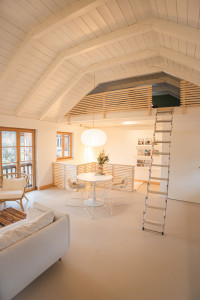 muehlhaus historische muehle fuenf seen land starnberger see voralpenland staffelsee ammersee osterseen nachhaltiges ferienhaus muehlbach strom aus wasserkraft gebraucht second hand moebel urlaub in bayern am wasser in der natur wohnzimmer treppe