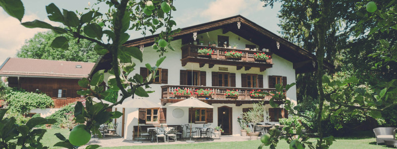 lederer hof tegernsee boutique apartments urlaub am wasser in den bergen mit kindern mit hund regionales fruehstueck kurze transportwege lokale lieferanten second hand moebel holzmoebel aussenaufnahme garten apfelbaum