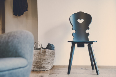 lederer hof tegernsee boutique apartments urlaub am wasser in den bergen mit kindern mit hund regionales fruehstueck kurze transportwege lokale lieferanten second hand moebel holzmoebel reduziert design kombiniert mit tradition stuhl korb