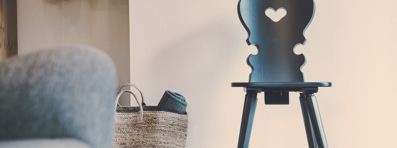 lederer hof tegernsee boutique apartments urlaub am wasser in den bergen mit kindern mit hund regionales fruehstueck kurze transportwege lokale lieferanten second hand moebel holzmoebel reduziert design kombiniert mit tradition stuhl korb