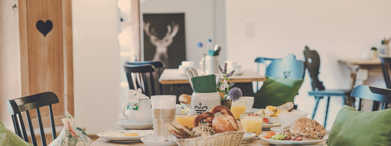 lederer hof tegernsee boutique apartments urlaub am wasser in den bergen mit kindern mit hund regionales fruehstueck kurze transportwege lokale lieferanten second hand moebel holzmoebel fruehstuecksraum alte stube