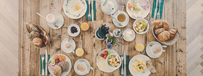 lederer hof tegernsee boutique apartments urlaub am wasser in den bergen mit kindern mit hund regionales fruehstueck kurze transportwege lokale lieferanten second hand moebel holzmoebel fruehstueck von oben