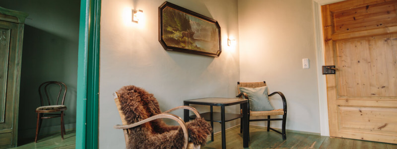 die fellerei nachhaltige unterkunft holzhaus oberharz harz urlaub in der natur im gruenen oekologisches hotel regionalität saisonal frisch vegetarische kueche yoga stuehle sessel zimmer fell