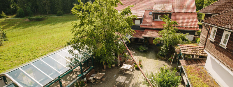 die fellerei nachhaltige unterkunft holzhaus oberharz harz urlaub in der natur im gruenen oekologisches hotel regionalität saisonal frisch vegetarische kueche yoga innenhof