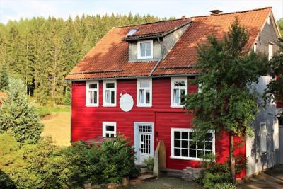 die fellerei nachhaltige unterkunft holzhaus oberharz harz urlaub in der natur im gruenen oekologisches hotel regionalität saisonal frisch vegetarische kueche yoga aussenfassade