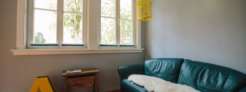 die fellerei nachhaltige unterkunft holzhaus oberharz harz urlaub in der natur im gruenen oekologisches hotel regionalität saisonal frisch vegetarische kueche yoga zimmer ledersofa