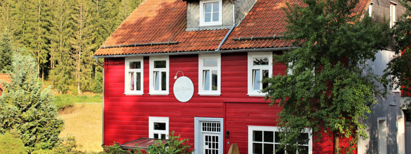 die fellerei nachhaltige unterkunft holzhaus oberharz harz urlaub in der natur im gruenen oekologisches hotel regionalität saisonal frisch vegetarische kueche yoga aussenfassade