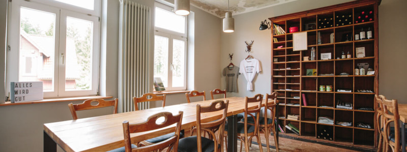 die fellerei nachhaltige unterkunft holzhaus oberharz harz urlaub in der natur im gruenen oekologisches hotel regionalität saisonal frisch vegetarische kueche yoga rezeption hotelshop