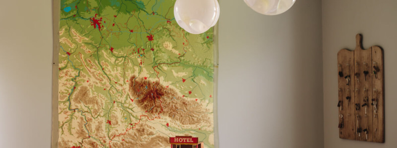 die fellerei nachhaltige unterkunft holzhaus oberharz harz urlaub in der natur im gruenen oekologisches hotel regionalität saisonal frisch vegetarische kueche yoga rezeption wandkarte