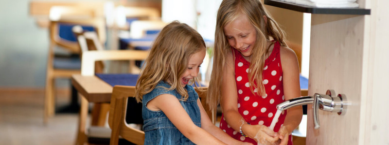 nachhaltige unterkunft familienhotel weimar urlaub in deuschland in der stadt oekologisches holzhaus stadturlaub staedtereise mit kindern mit grosseltern apartments umweltbewusstes reisen gretchen waschbecken teetasse