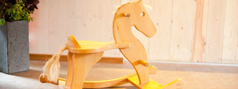 nachhaltige unterkunft familienhotel weimar urlaub in deuschland in der stadt oekologisches holzhaus stadturlaub staedtereise mit kindern mit grosseltern apartments umweltbewusstes reisen schaukelpferd aus holz