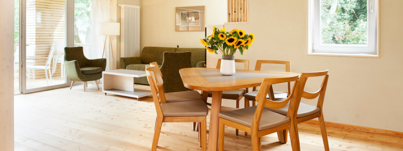 nachhaltige unterkunft familienhotel weimar urlaub in deuschland in der stadt oekologisches holzhaus stadturlaub staedtereise mit kindern mit grosseltern apartments umweltbewusstes reisen grosses zimmer tisch sonnenblumen