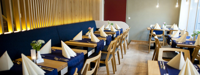 nachhaltige unterkunft familienhotel weimar urlaub in deuschland in der stadt oekologisches holzhaus stadturlaub staedtereise mit kindern mit grosseltern apartments umweltbewusstes reisen gretchen restaurant gedeckt