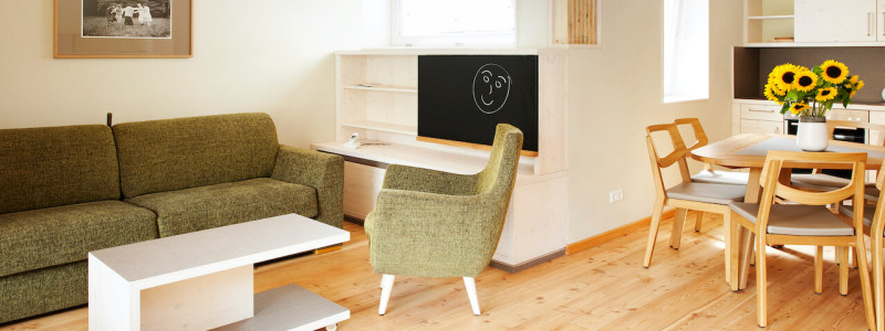 nachhaltige unterkunft familienhotel weimar urlaub in deuschland in der stadt oekologisches holzhaus stadturlaub staedtereise mit kindern mit grosseltern apartments umweltbewusstes reisen wohnbereich grosses zimmer