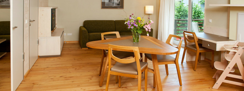 nachhaltige unterkunft familienhotel weimar urlaub in deuschland in der stadt oekologisches holzhaus stadturlaub staedtereise mit kindern mit grosseltern apartments umweltbewusstes reisen esstisch kinderstuhl