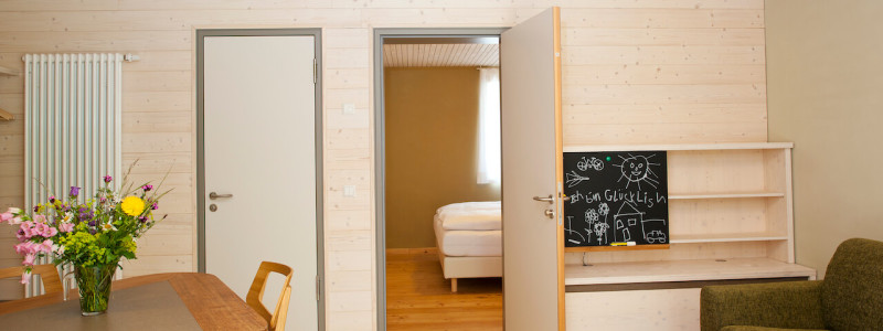 nachhaltige unterkunft familienhotel weimar urlaub in deuschland in der stadt oekologisches holzhaus stadturlaub staedtereise mit kindern mit grosseltern apartments umweltbewusstes reisen blick vom wohnbereich ins schlafzimmer
