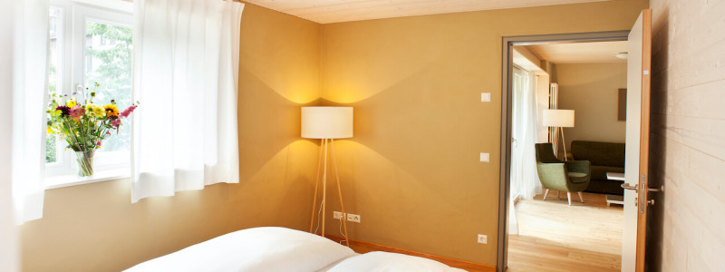 nachhaltige unterkunft familienhotel weimar urlaub in deuschland in der stadt oekologisches holzhaus stadturlaub staedtereise mit kindern mit grosseltern apartments umweltbewusstes reisen zimmer bett