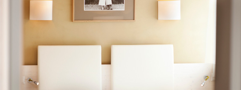 nachhaltige unterkunft familienhotel weimar urlaub in deuschland in der stadt oekologisches holzhaus stadturlaub staedtereise mit kindern mit grosseltern apartments umweltbewusstes reisen zimmer bett kopfteil