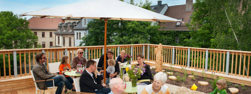 nachhaltige unterkunft familienhotel weimar urlaub in deuschland in der stadt oekologisches holzhaus stadturlaub staedtereise mit kindern mit grosseltern apartments umweltbewusstes reisen dachterrasse