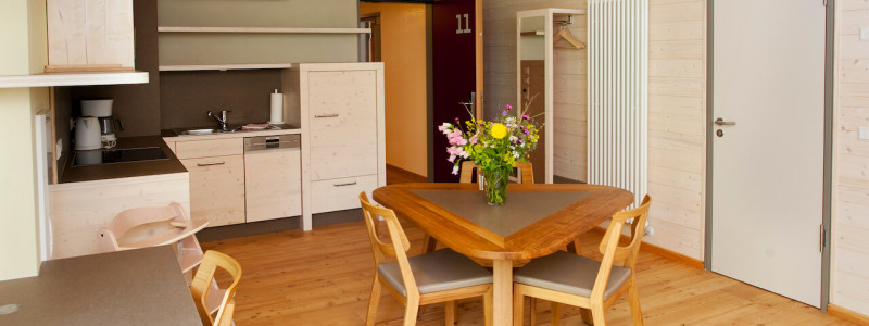 nachhaltige unterkunft familienhotel weimar urlaub in deuschland in der stadt oekologisches holzhaus stadturlaub staedtereise mit kindern mit grosseltern apartments umweltbewusstes reisen essbereic