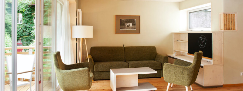 nachhaltige unterkunft familienhotel weimar urlaub in deuschland in der stadt oekologisches holzhaus stadturlaub staedtereise mit kindern mit grosseltern apartments umweltbewusstes reisen wohnzimmer grosses apartment