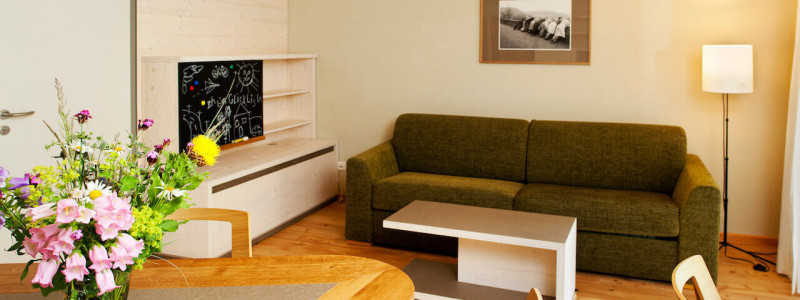 nachhaltige unterkunft familienhotel weimar urlaub in deuschland in der stadt oekologisches holzhaus stadturlaub staedtereise mit kindern mit grosseltern apartments umweltbewusstes reisen sofa wohnzimmer