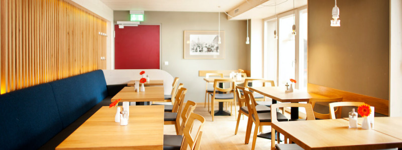 nachhaltige unterkunft familienhotel weimar urlaub in deuschland in der stadt oekologisches holzhaus stadturlaub staedtereise mit kindern mit grosseltern apartments umweltbewusstes reisen gretchen restaurant grossaufnahme