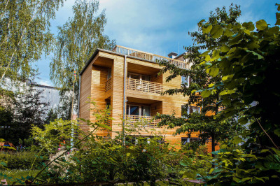 nachhaltige unterkunft familienhotel weimar urlaub in deuschland in der stadt oekologisches holzhaus stadturlaub staedtereise mit kindern mit grosseltern apartments umweltbewusstes reisen rueckansicht