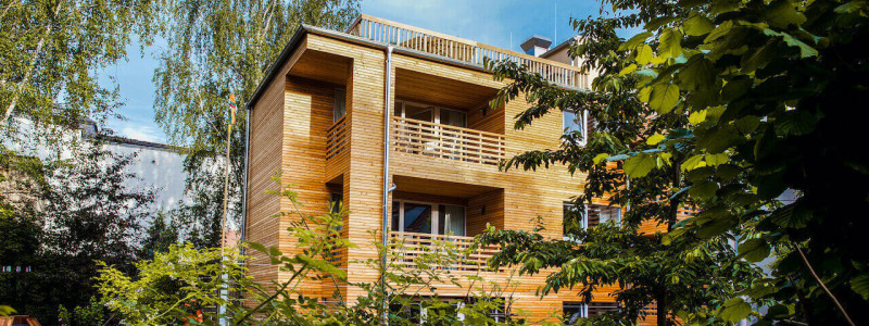 nachhaltige unterkunft familienhotel weimar urlaub in deuschland in der stadt oekologisches holzhaus stadturlaub staedtereise mit kindern mit grosseltern apartments umweltbewusstes reisen rueckansicht