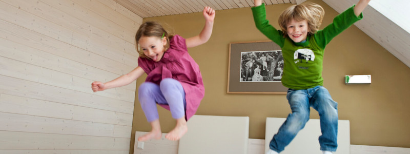 nachhaltige unterkunft familienhotel weimar urlaub in deuschland in der stadt oekologisches holzhaus stadturlaub staedtereise mit kindern mit grosseltern apartments umweltbewusstes reisen kinder springen auf dem bett