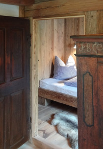 ferien im baudenkmal ickelheim bad windsheim denkmalschutz historische Baustoffe hackschnitzelanlage streuobstwiese urlaub auf dem land in bayern in der natur wandern radfahren ruhe geniessen ickelhaus 2 lichtblick schlafkammer