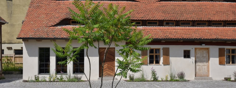 ferien im baudenkmal ickelheim bad windsheim denkmalschutz historische Baustoffe hackschnitzelanlage streuobstwiese urlaub auf dem land in bayern in der natur wandern radfahren ruhe geniessen ickelhaus 3 aussenansicht seite gaubenfenster