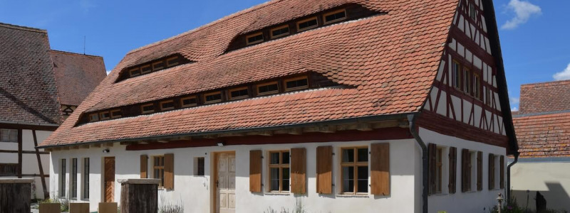 ferien im baudenkmal ickelheim bad windsheim denkmalschutz historische Baustoffe hackschnitzelanlage streuobstwiese urlaub auf dem land in bayern in der natur wandern radfahren ruhe geniessen ickelhaus 3 aussenansicht