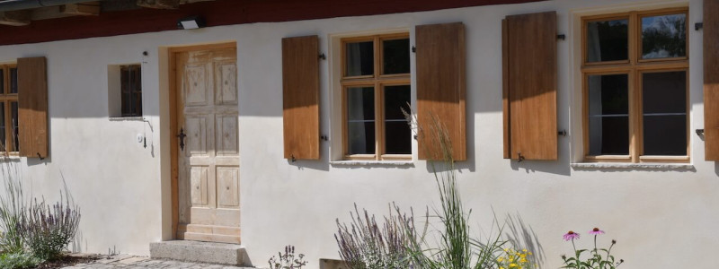 ferien im baudenkmal ickelheim bad windsheim denkmalschutz historische Baustoffe hackschnitzelanlage streuobstwiese urlaub auf dem land in bayern in der natur wandern radfahren ruhe geniessen ickelhaus 3 eingang tuerglocke