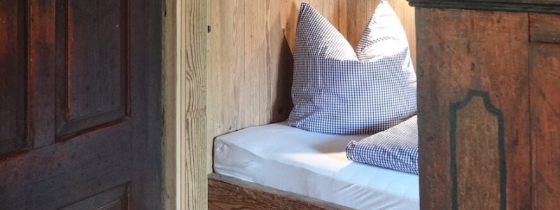 ferien im baudenkmal ickelheim bad windsheim denkmalschutz historische Baustoffe hackschnitzelanlage streuobstwiese urlaub auf dem land in bayern in der natur wandern radfahren ruhe geniessen ickelhaus 2 lichtblick schlafkammer